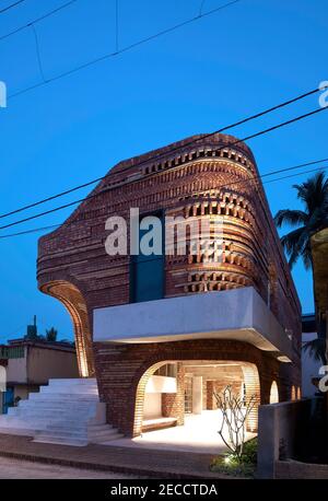 Exterior facade front view at dusk. The Gallery House, Bansberia, India. Architect: Abin Design Studio, 2020. Stock Photo