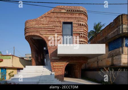 Exterior facade front view. The Gallery House, Bansberia, India. Architect: Abin Design Studio, 2020. Stock Photo