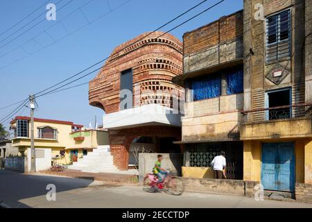 Exterior facade late afternoon view  with passing bike. The Gallery House, Bansberia, India. Architect: Abin Design Studio, 2020. Stock Photo