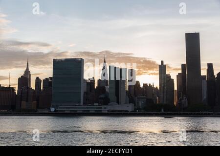 Directly across the East River from Long Island City is Midtown Manhattan with the Empire State Building, the Untied Nations, the Chrysler Building am Stock Photo