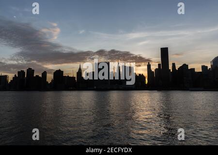 Directly across the East River from Long Island City is Midtown Manhattan with the Empire State Building, the Untied Nations, the Chrysler Building am Stock Photo