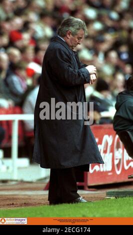 Football - FA Carling Premier League - Middlesbrough v Ipswich Town  - 16/4/01  Middlesbrough Head Coach Terry Venables looks at his watch  Mandatory Credit: Action Images / Andrew Couldridge  Digital
