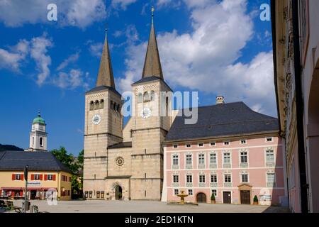 Castle Square, Arcades, Collegiate Church of St. Peter and St. John the Baptist and the Royal Castle, Berchtesgaden, Berchtesgadener Land, Upper Stock Photo