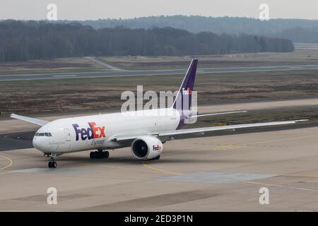 FedEx cargo aircraft, Boeing 777-FS2, taking off at Cologne-Bonn ...