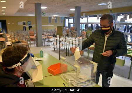 LÂ´Hospitalet, Barcelona, Spain. 20th Mar, 2020. A man wearing a facemask casts his electoral vote in the ballot box during the Catalan regional elections.Today Catalonia goes to the polls to vote for the President of the Government of Catalonia under strict health security measures due to the crisis of the Covid-19 pandemic. The Covid19 positive patients are given an allowance to cast their votes between 7:00 p.m. to 8:00 p.m. Credit: Ramon Costa/SOPA Images/ZUMA Wire/Alamy Live News Stock Photo