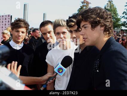 Louis Tomlinson of One Direction leaving the Sony Music offices London,  England - 18.07.12 Stock Photo - Alamy