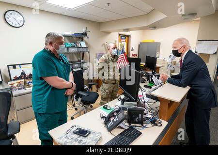 U.S President Joe Biden talks with medical staff during his visit during a visit to Walter Reed National Military Medical Center January 29, 2021 in Bethesda, Maryland. Stock Photo