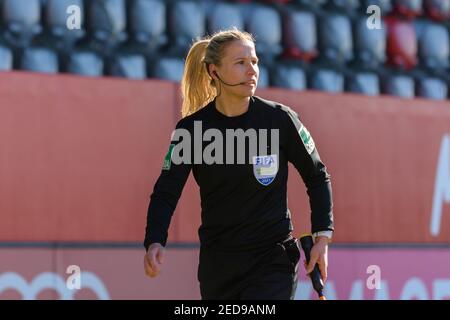 Referee Ines Appelmann during the Frauen Bundesliga game between SGS