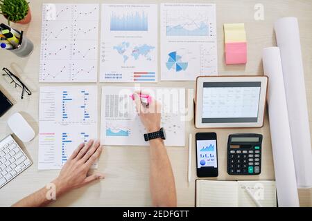 Fnancial analyst highlighinting figures Stock Photo