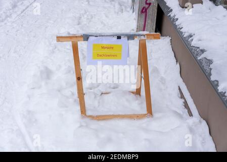 Magdeburg, Germany. 09th Feb, 2021. A sign warns of roof avalanches. Credit: Stephan Schulz/dpa-Zentralbild/ZB/dpa/Alamy Live News Stock Photo