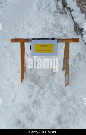 Magdeburg, Germany. 09th Feb, 2021. A sign warns of roof avalanches. Credit: Stephan Schulz/dpa-Zentralbild/ZB/dpa/Alamy Live News Stock Photo