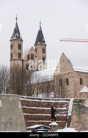 Magdeburg, Germany. 09th Feb, 2021. Snow lies in front of the monastery of Our Lady. Credit: Stephan Schulz/dpa-Zentralbild/ZB/dpa/Alamy Live News Stock Photo