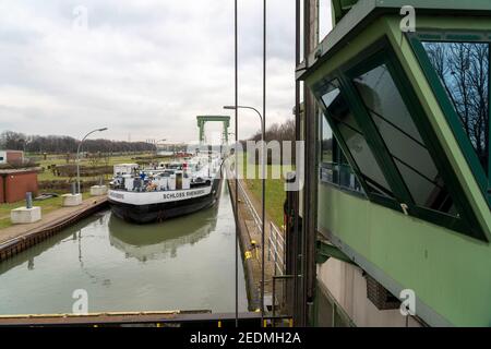 The tanker, gas tanker, Rheinsberg Castle, in the Friedrichsfeld lock, of the Wesel-Datteln Canal, at the mouth into the Rhine near Wesel, NRW, German Stock Photo