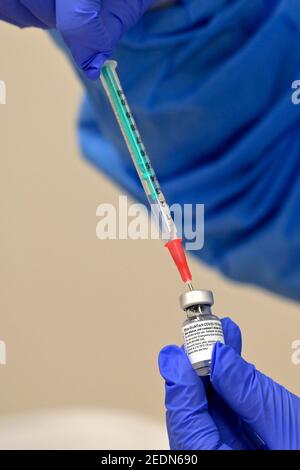 21.01.2021, Essen, North Rhine-Westphalia, Germany - Corona vaccination in a nursing home. A member of the nursing home's medical staff, wearing the p Stock Photo