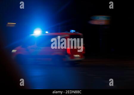 04.05.2020, Berlin, Berlin, Germany - Dynamic: Emergency ambulance on mission at night.. 00S200504D061CAROEX.JPG [MODEL RELEASE: NO, PROPERTY RELEASE: Stock Photo