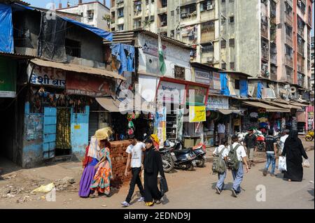 07.12.2011, Mumbai, Maharashtra, India - A daily street scene with people in Mumbai's slum Dharavi. The Dharavi district is located in the heart of th Stock Photo