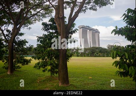 11.12.2020, Singapore, , Singapore - View of the striking 5-star luxury Marina Bay Sands Singapore hotel with its curved SkyPark rooftop terrace and c Stock Photo