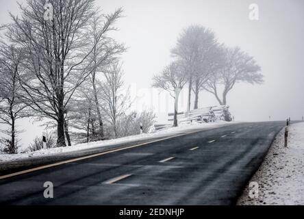 07.12.2020, Winterberg, North Rhine-Westphalia, Germany - Snowy landscape with empty country road.. 00X201207D068CAROEX.JPG [MODEL RELEASE: NO, PROPER Stock Photo