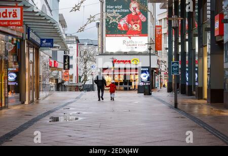 23.12.2020, Essen, North Rhine-Westphalia, Germany - Essen city centre in times of the Corona crisis during the second lockdown on the day before Chri Stock Photo