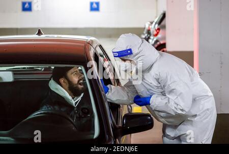 08.01.2021, Cologne, North Rhine-Westphalia, Germany - Covid rapid test in a parking garage, at the Medicare testing centre customers pull up in their Stock Photo