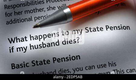 STATE PENSION LITERATURE WITH PEN RE PENSIONS RETIREMENT SAVINGS STATE PENSION OLD AGE DEATH HUSBAND PARTNER ETC UK Stock Photo