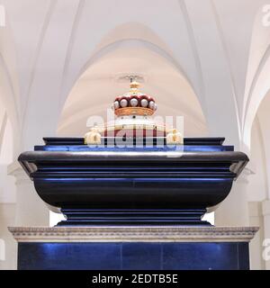 Nelson's Tomb, black marble sarcophagus holding coffin of Admiral Lord Nelson, Crypt of St Paul's Cathedral, London UK Stock Photo