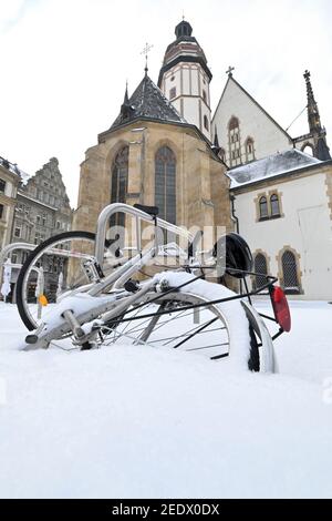 Leipzig, Germany. 10th Feb, 2021. The Thomaskirche in Leipzig at the Thomaskirchhof is surrounded by a lot of snow and high snow mountains in the current winter. Credit: Volkmar Heinz/dpa-Zentralbild/ZB/dpa/Alamy Live News Stock Photo