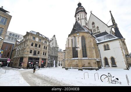 Leipzig, Germany. 10th Feb, 2021. The Thomaskirche in Leipzig at the Thomaskirchhof is surrounded by a lot of snow and high snow mountains in the current winter. Credit: Volkmar Heinz/dpa-Zentralbild/ZB/dpa/Alamy Live News Stock Photo