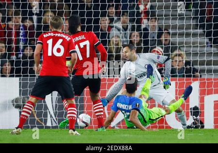 Britain Football Soccer - Southampton v Inter Milan - UEFA Europa League Group Stage - Group K - St Mary's Stadium, Southampton, England - 3/11/16 Southampton's Virgil van Dijk scores their first goal  Reuters / Eddie Keogh Livepic EDITORIAL USE ONLY.