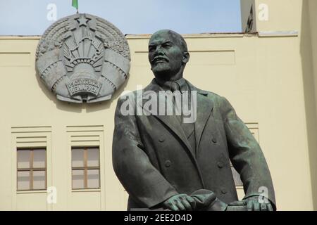 Lenin statue in front of the Parliament building in Independence Square in Minsk, Belarus Stock Photo