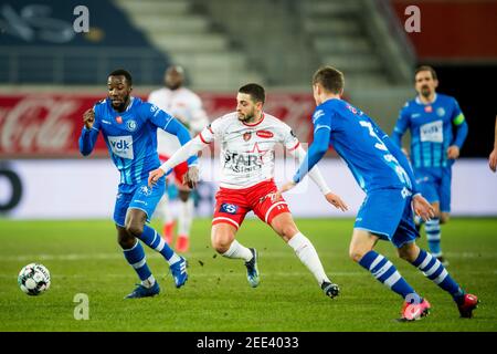 Gent's Elisha Owusu and Mouscron's Bruno Xadas Alexandre Vieira Almeida fight for the ball during a soccer match between KAA Gent and Royal Excel Mous Stock Photo