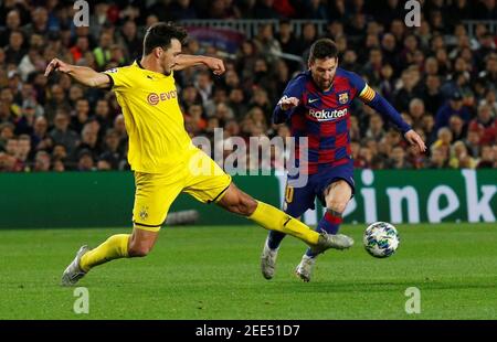 Lionel Messi of FC Barcelona (R) and Mats Hummels of Borussia Dortmund are in action during the UEFA Champions League match between Borussia Dortmund and FC Barcelona at the Signal Iduna