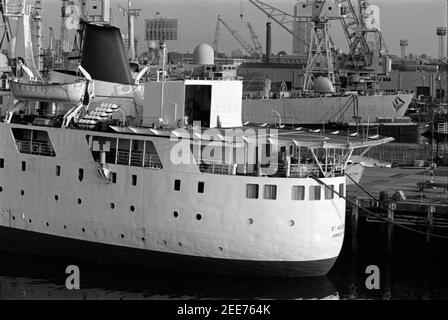 AJAXNETPHOTO. 30TH MAY1982. PORTSMOUTH, ENGLAND - FALKLAND ISLANDS DEPARTURE. CARGO SHIP ST.HELENA REQUISITIONED BY MOD LOADS CARGO AT PORTSMOUTH NAVAL BASE. DETAIL SHOWS HELICOPTER PAD. PHOTO:JONATHAN EASTLAND/AJAX REF:823005 2 Stock Photo