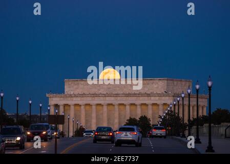 The full moon rises above Arlington Memorial Bridge and The Lincoln Memorial. Series 1 of 7. Stock Photo