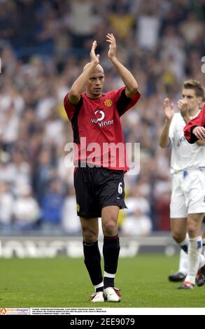 Football Fa Barclaycard Premiership Leeds United V Manchester United 14 9 02 Man United S Rio Ferdinand Appluds The Fans After The Game On His Return To Elland Road Mandatory Credit Action Images