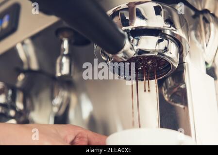 https://l450v.alamy.com/450v/2eea0xe/close-up-of-coffee-being-brewed-by-the-machine-flowing-through-portafilter-into-the-cup-at-cafe-2eea0xe.jpg