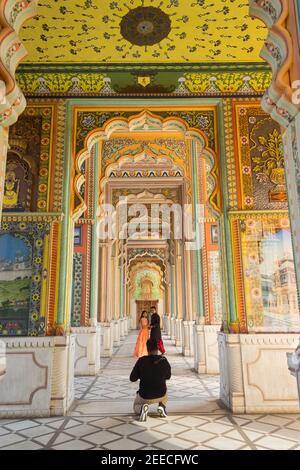 6th Nov 2020, Jaipur, Rajasthan, India. Photogragher shooting a couple at Patrika gat e.  Built in 2016. Majestic, opulent series of gates at Jawahar Stock Photo