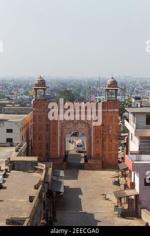 Suraj pol or Sun Gate. Forms the gateway to the famous sun temple built by Sawai Jai Singh and further towards Galta Ji.  Jaipur, Rajasthan, India. Stock Photo