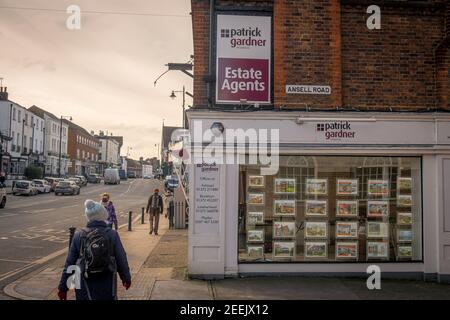 Dorking, Surrey: a high street estate agent in in market town in the surrey hills outside London Stock Photo