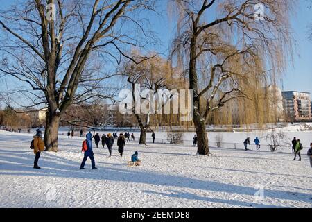 Am Landwehrkanal im Winter, Wintereinbruch im Februar 2021, Spaziergänger in winterlicher Landschaft, Berlin Stock Photo