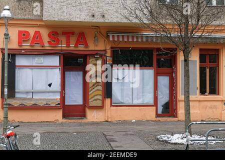 Lockdown während der Corona-Pandemie, geschlossenes  Pasta Restaurant in Kreuzberg, Falkensteinstrasse,  Berlin Stock Photo