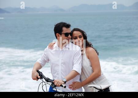 https://l450v.alamy.com/450v/2ef12wx/dating-on-the-beach-in-rio-de-janeiro-2ef12wx.jpg