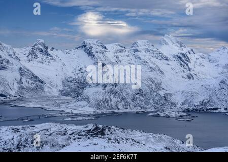 Winter views from Ryten summit (Lofoten, Norway) ESP: Vistas invernales desde la cima del Ryten (Lofoten, Noruega) Stock Photo