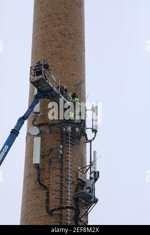 an einem alten Industrieschornstein werden Mobilfunkantennen installiert. Görlitz, 17.2.2021 Stock Photo