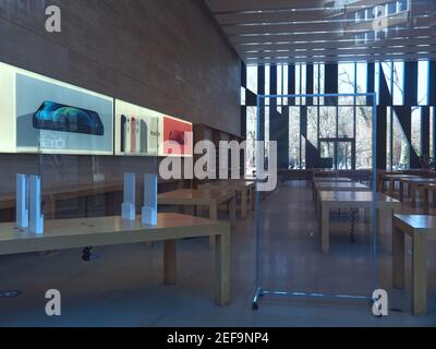 Look inside an empty apple store during Corona pandemics Stock Photo
