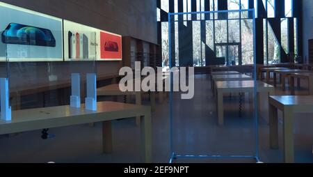 Look inside an empty apple store during Corona pandemics Stock Photo