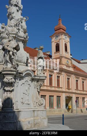 Niederösterreich, Weinviertel, Zistersdorf, Pestsäule und altes Rathaus Stock Photo