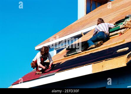 Carpenters putting roof on new home in Maryland Stock Photo