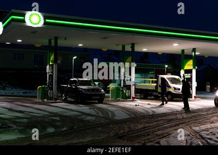Southend, Essex, Uk - 8th February 2021: Customers fill up at a BP petrol station on a freezing snow covered morning during storm Darcy. Stock Photo