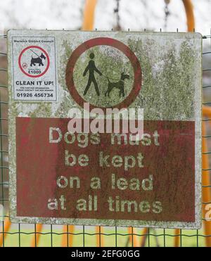 'Dogs must be kept on a lead at all times', algae covered sign, Warwickshire, UK Stock Photo